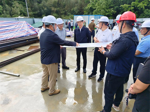 4月28日，市委常务、常务副市长任生调研新安江防洪项目建设情况，黄山乐动（中国）集团副总经理张高峰陪同调研。.jpg