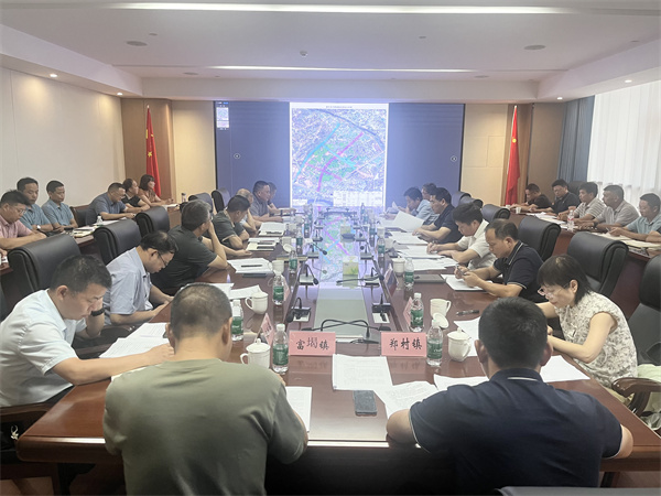 9月21日下午，王奇勇县长在集团党委会议室召开富丰新城片区开发工作推进工作会，县领导詹凯、张晖，县发改委、县财政局、县资规局、县住建局、县林业局、乐动（中国）集团、富丰新城投资开发公司、市政公司、徽城镇、郑村镇、富堨镇主要负责同志；县纪委监委、县委组织部负责同志参加会议1。.jpg