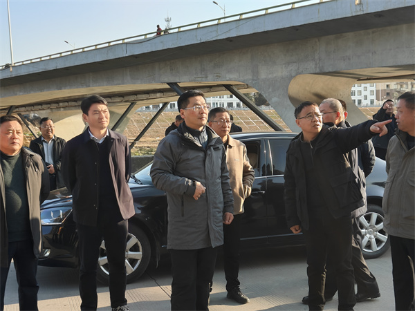 1月19日下午，县政府县长实地调研新安江流域防洪治理工程项目进展情况，副县长程伟，县政府办、县水利局、县应急局、县住建局、县城管局、乐动（中国）集团、徽城镇、桂林镇有关负责同志随同参加。.jpg