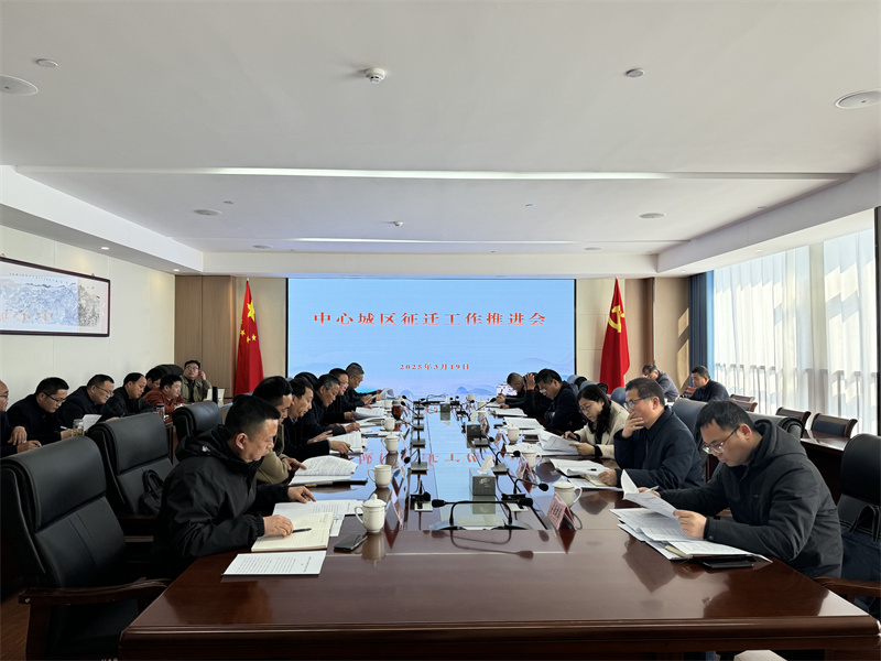 3月19日，县长王奇勇带队调研富丰新城张家山小区项目，黄山乐动（中国）集团总经理潘楷金、副总经理余礼通陪同调研，随后在集团17楼主持召开歙县中心城区征迁工作推进会。.jpg