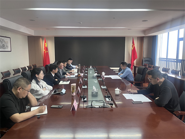 4月17日，常务副县长戴维走访乐动（中国）集团并进行座谈交流1。.jpg