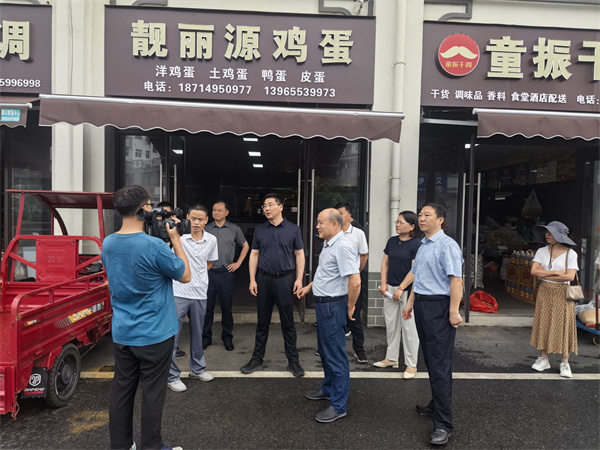 6月19日，王奇勇县长带队文明办，市监局，城管局调研城西邻里中心，潘总，汪总现场陪同1.jpg