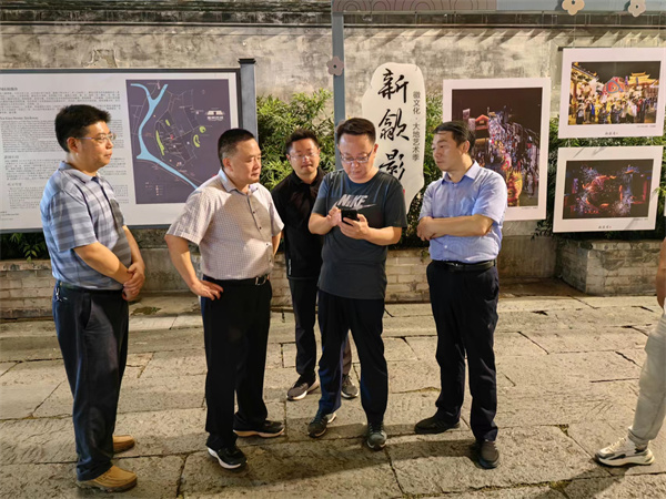 9月11日，汪凯书记夜间调研古城三期项目，对部分节点提升进行指导，黄山乐动（中国）集团党委书记、董事长洪筱明，副总经理张高峰陪同调研。.jpg